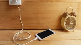Cep Telefonunuzu Bütün Gece Şarjda Bırakmak Doğru Mu?